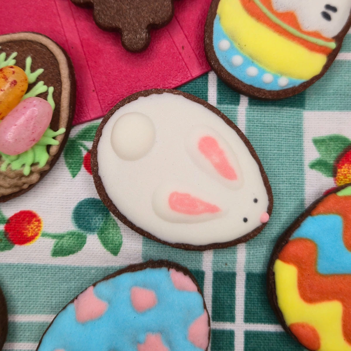 Bolachas de Páscoa variadas, decoradas com glacê real. - Bolos de aniversário no Porto | Bento Cakes, Cake Design, Bolachas e Cupcakes | Porto | Sahri Dessert Art