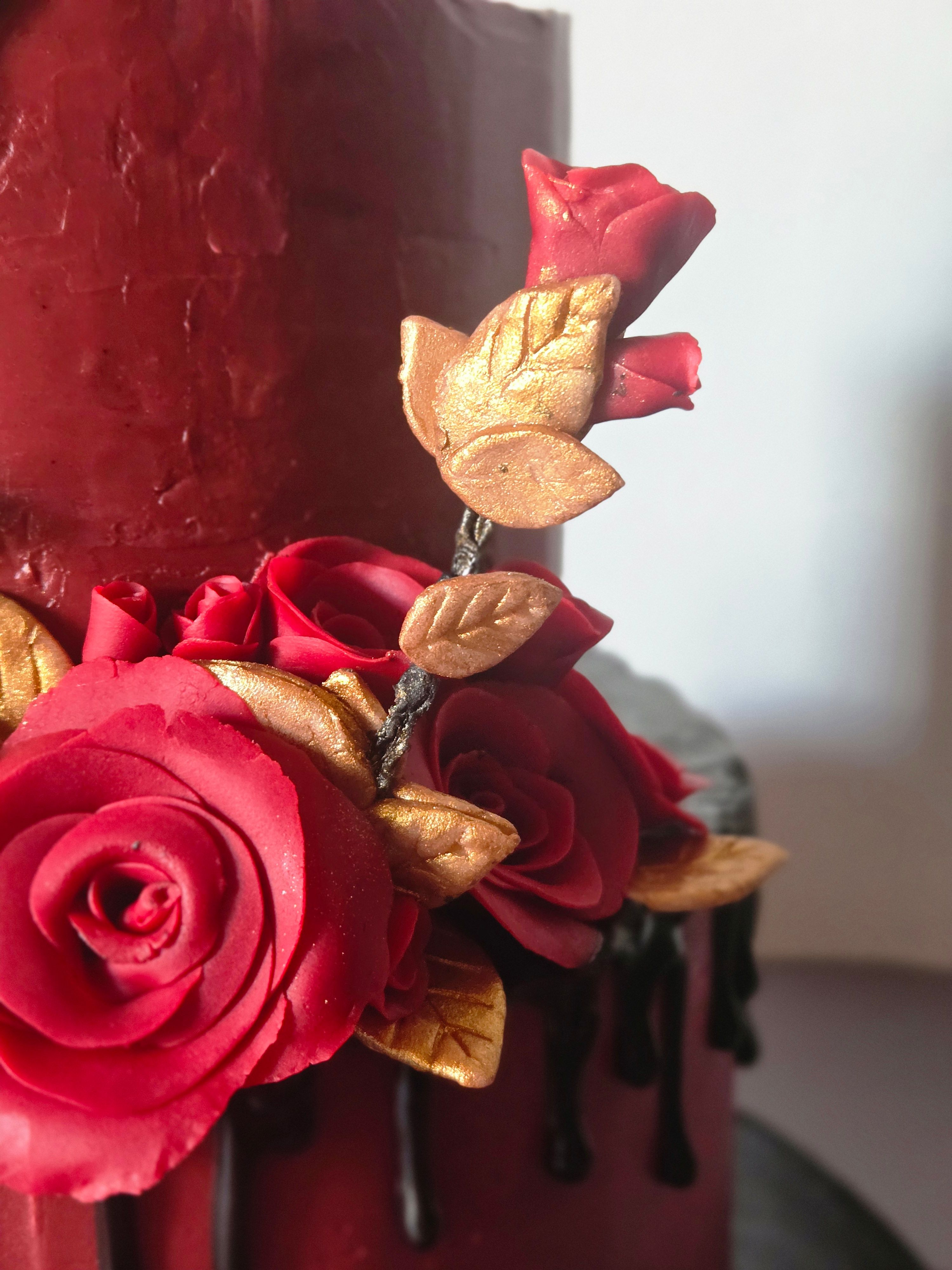Bolo de Casamento Dark Romance - Bolos de aniversário no Porto | Bento Cakes, Cake Design, Bolachas Decoradas | Porto | Sahri Dessert Art