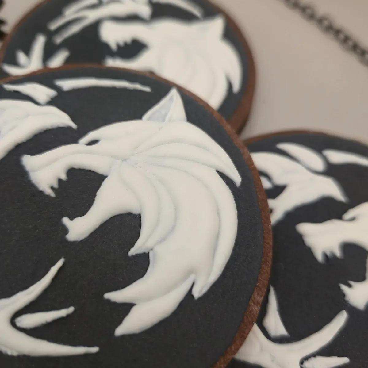 Bolachas Geek Personalizadas - The Witcher - Bolos de aniversário no Porto | Bento Cakes, Cake Design, Bolachas Decoradas | Porto | Sahri Dessert Art