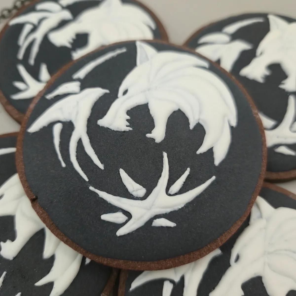 Bolachas Geek Personalizadas - The Witcher - Bolos de aniversário no Porto | Bento Cakes, Cake Design, Bolachas Decoradas | Porto | Sahri Dessert Art