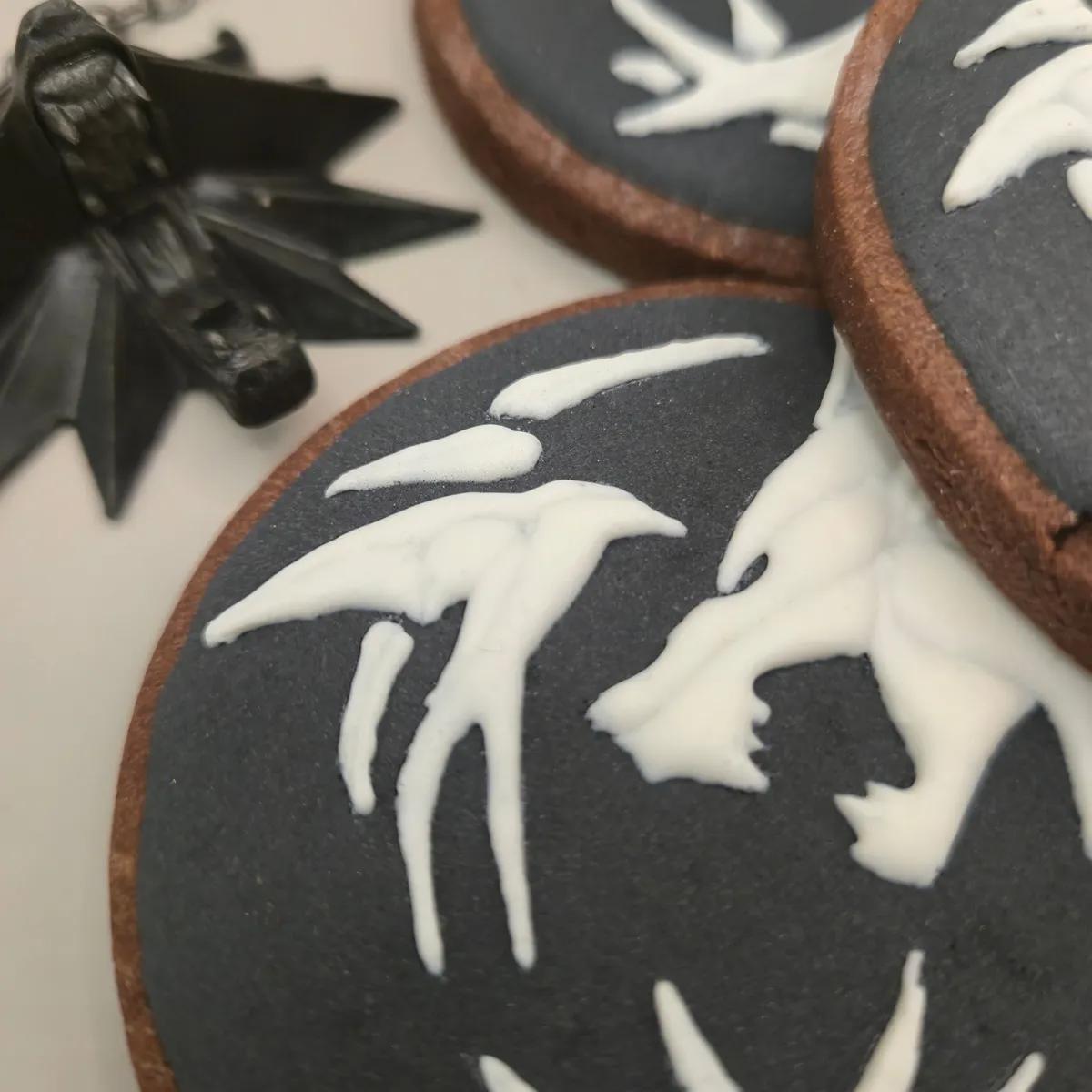 Bolachas Geek Personalizadas - The Witcher - Bolos de aniversário no Porto | Bento Cakes, Cake Design, Bolachas Decoradas | Porto | Sahri Dessert Art