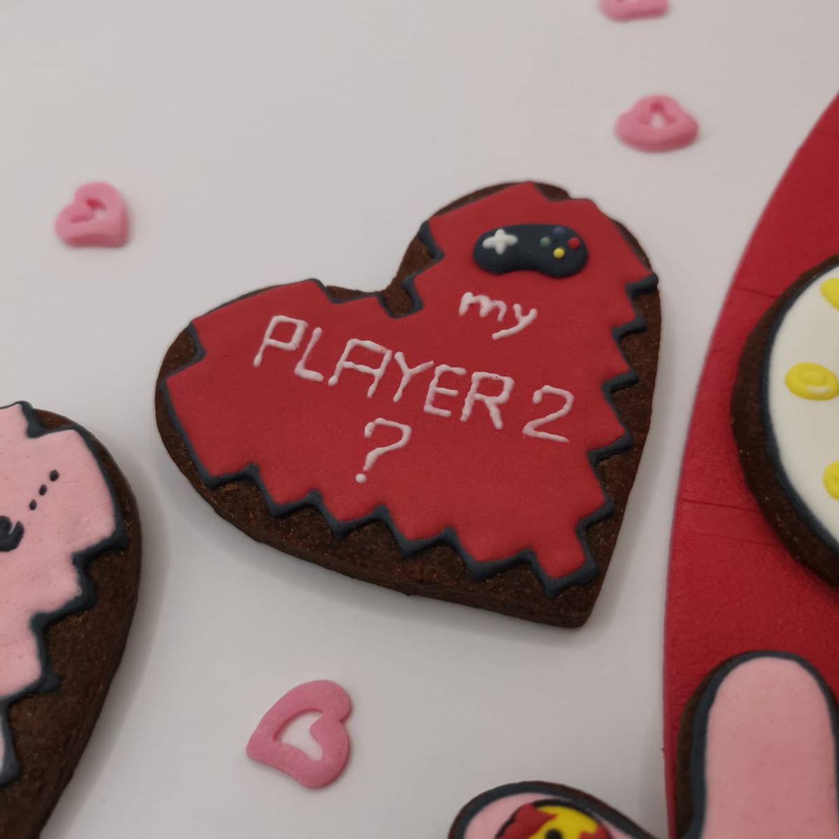 Bolachas Geek Personalizadas - Dia dos Namorados 2026 - Bolos de aniversário no Porto | Bento Cakes, Cake Design, Bolachas Decoradas | Porto | Sahri Dessert Art