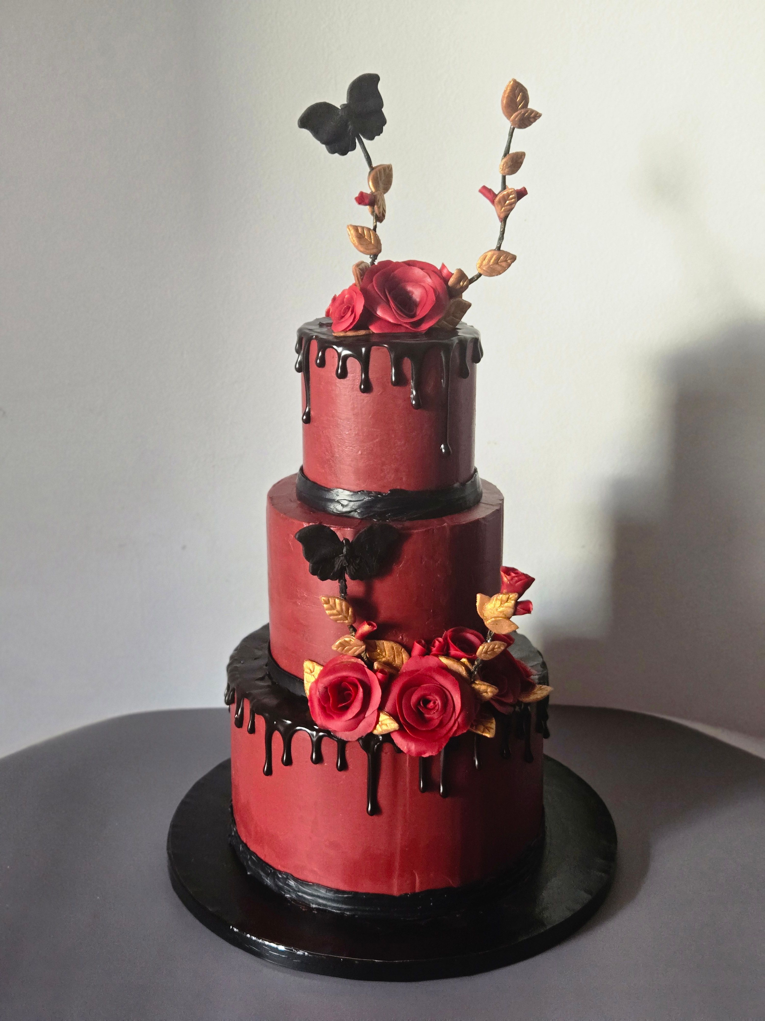 Bolo de Casamento Dark Romance - Bolos de aniversário no Porto | Bento Cakes, Cake Design, Bolachas Decoradas | Porto | Sahri Dessert Art