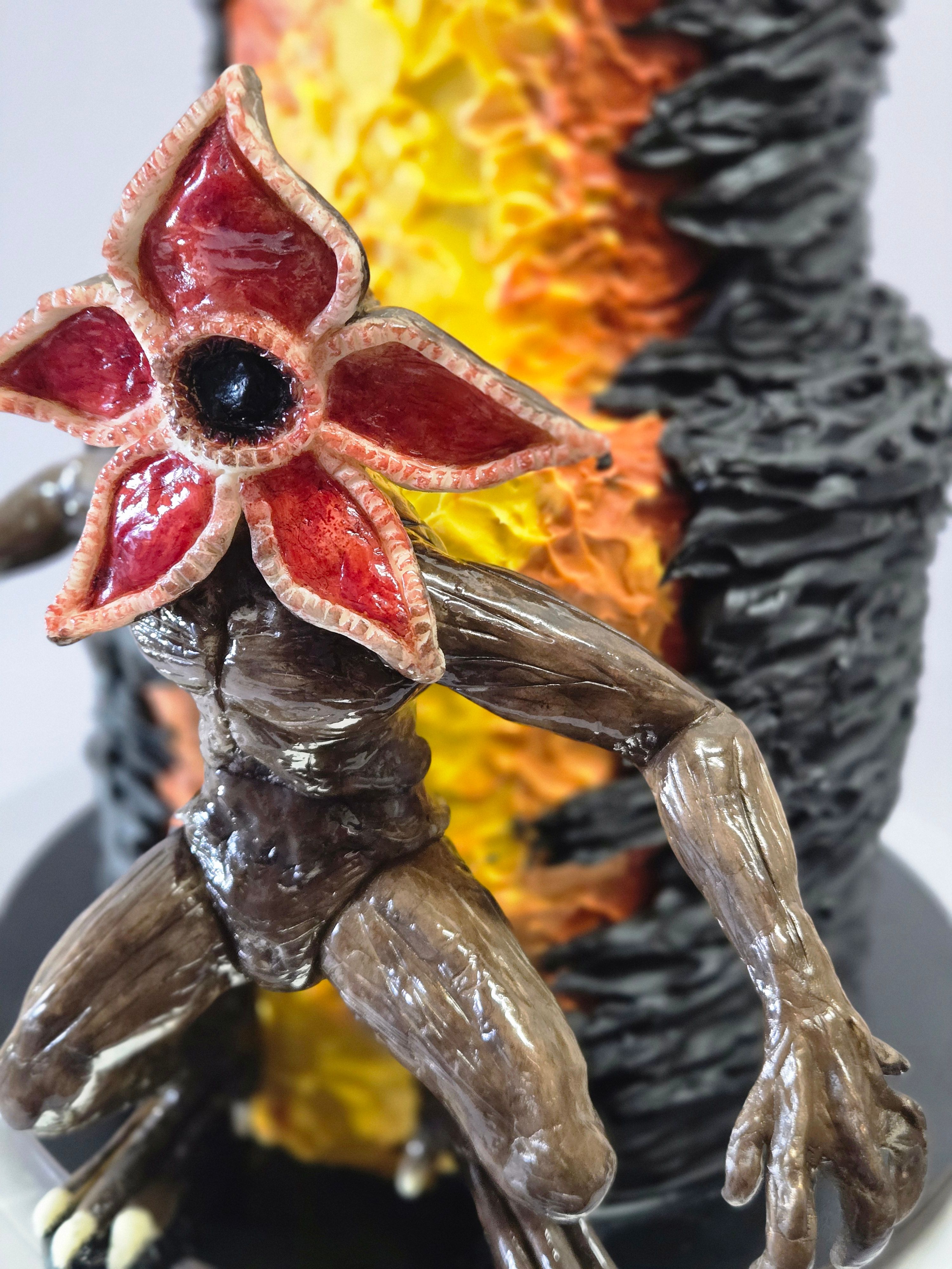 Bolo de aniversário geek personalizado - Stranger Things - Bolos de aniversário no Porto | Bento Cakes, Cake Design, Bolachas Decoradas | Porto | Sahri Dessert Art