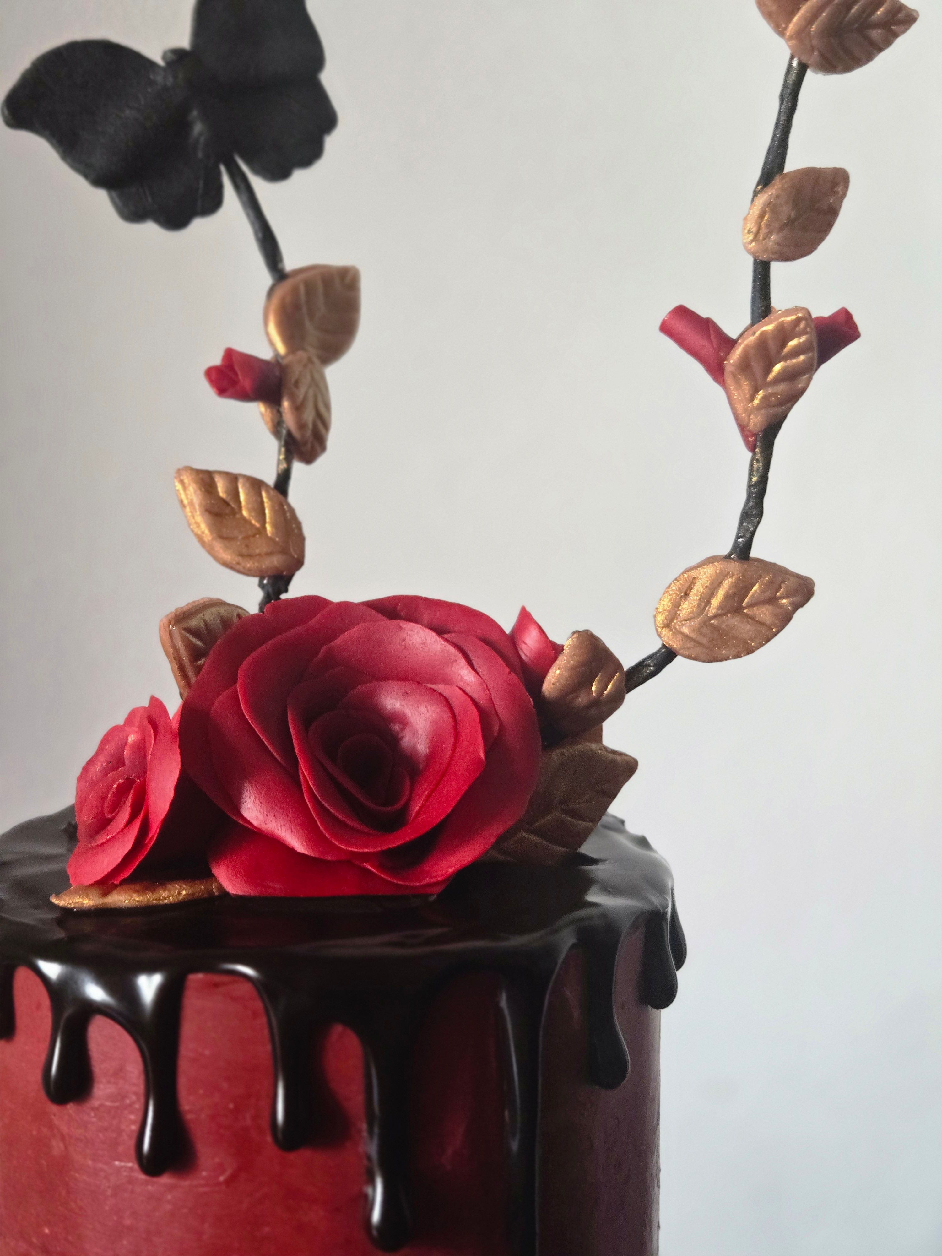 Bolo de Casamento Dark Romance - Bolos de aniversário no Porto | Bento Cakes, Cake Design, Bolachas Decoradas | Porto | Sahri Dessert Art
