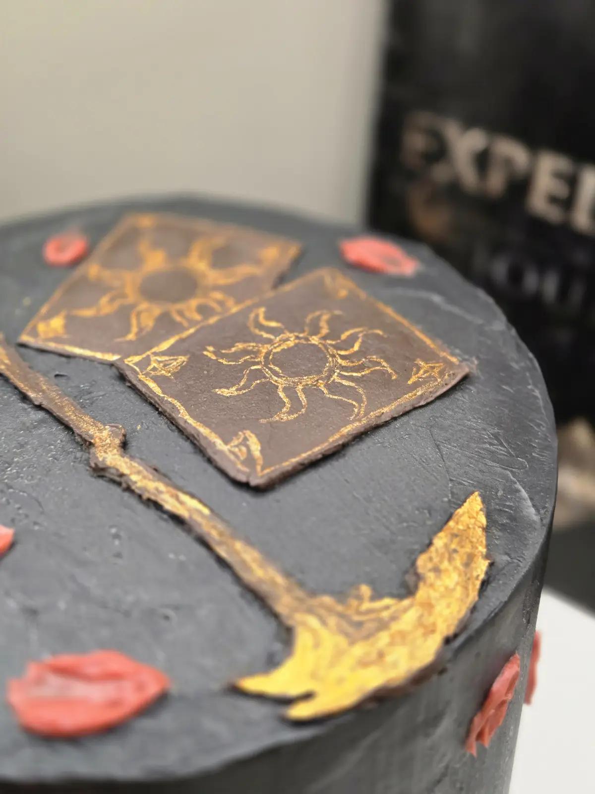 Bolo de Aniversário Geek Personalizado - Clair Obscur: Expedition 33 - Bolos de aniversário no Porto | Bento Cakes, Cake Design, Bolachas Decoradas | Porto | Sahri Dessert Art