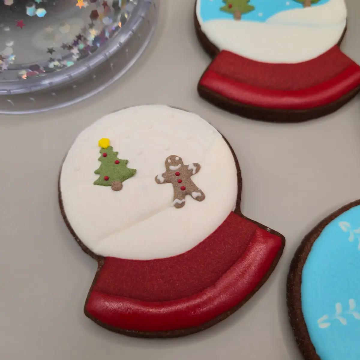 Bolachas Personalizadas - Natal - Globo de Neve - Bolos de aniversário no Porto | Bento Cakes, Cake Design, Bolachas Decoradas | Porto | Sahri Dessert Art