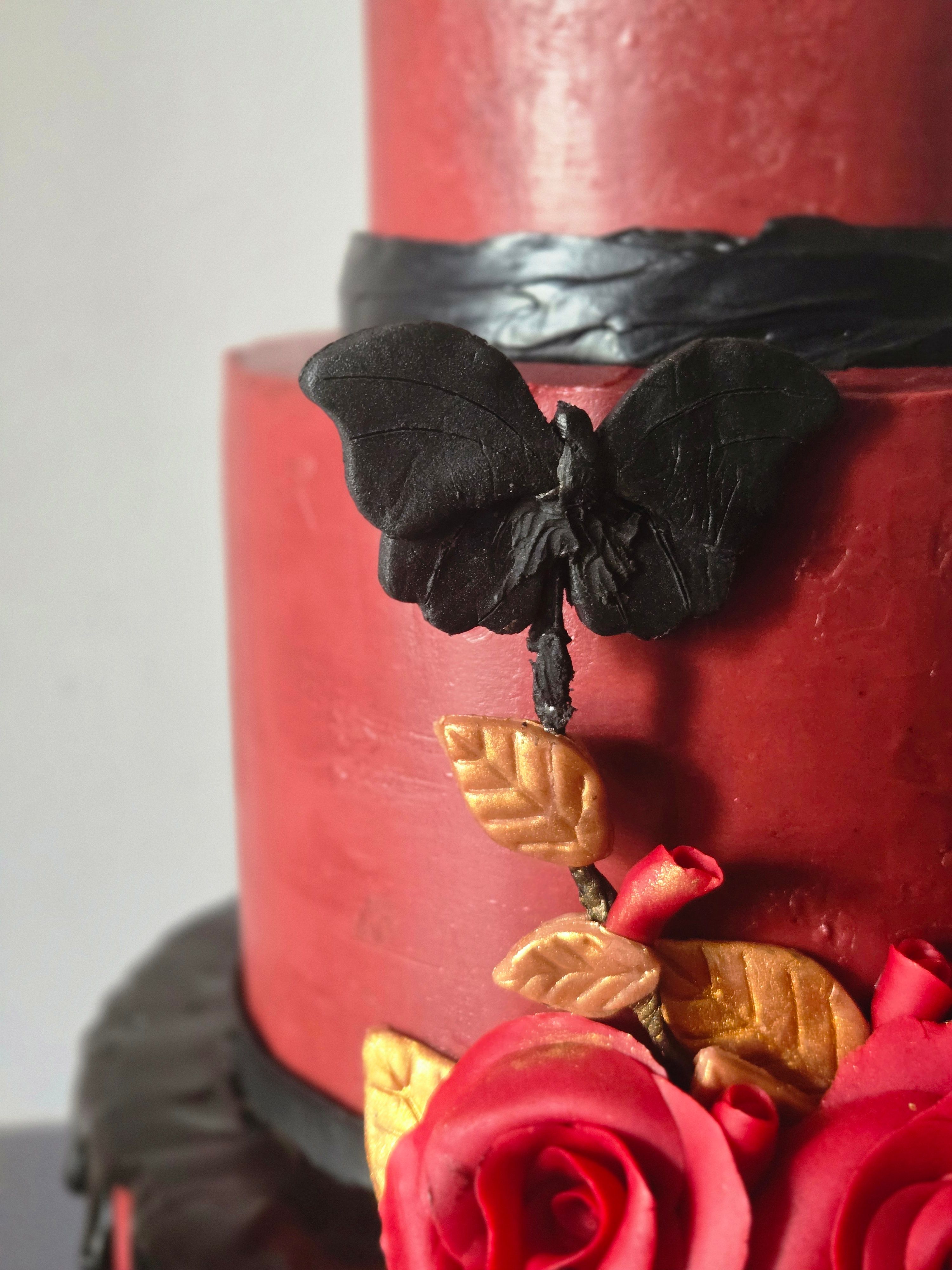 Bolo de Casamento Dark Romance - Bolos de aniversário no Porto | Bento Cakes, Cake Design, Bolachas Decoradas | Porto | Sahri Dessert Art