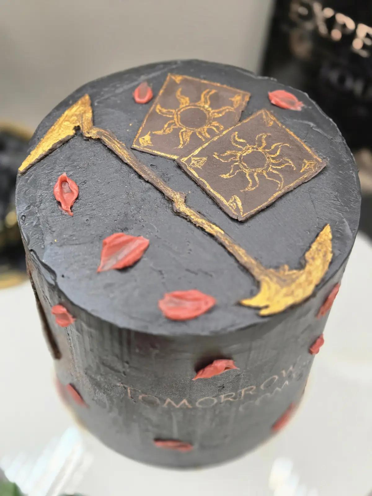 Bolo de Aniversário Geek Personalizado - Clair Obscur: Expedition 33 - Bolos de aniversário no Porto | Bento Cakes, Cake Design, Bolachas Decoradas | Porto | Sahri Dessert Art