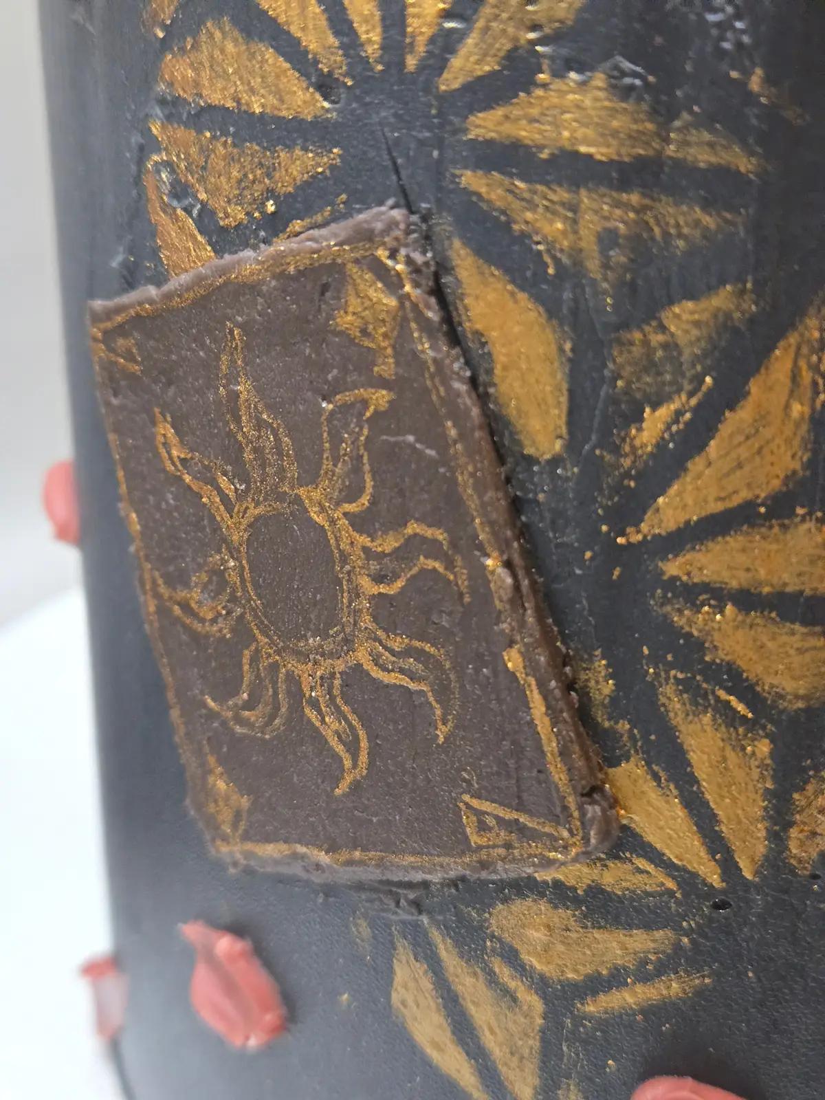 Bolo de Aniversário Geek Personalizado - Clair Obscur: Expedition 33 - Bolos de aniversário no Porto | Bento Cakes, Cake Design, Bolachas Decoradas | Porto | Sahri Dessert Art