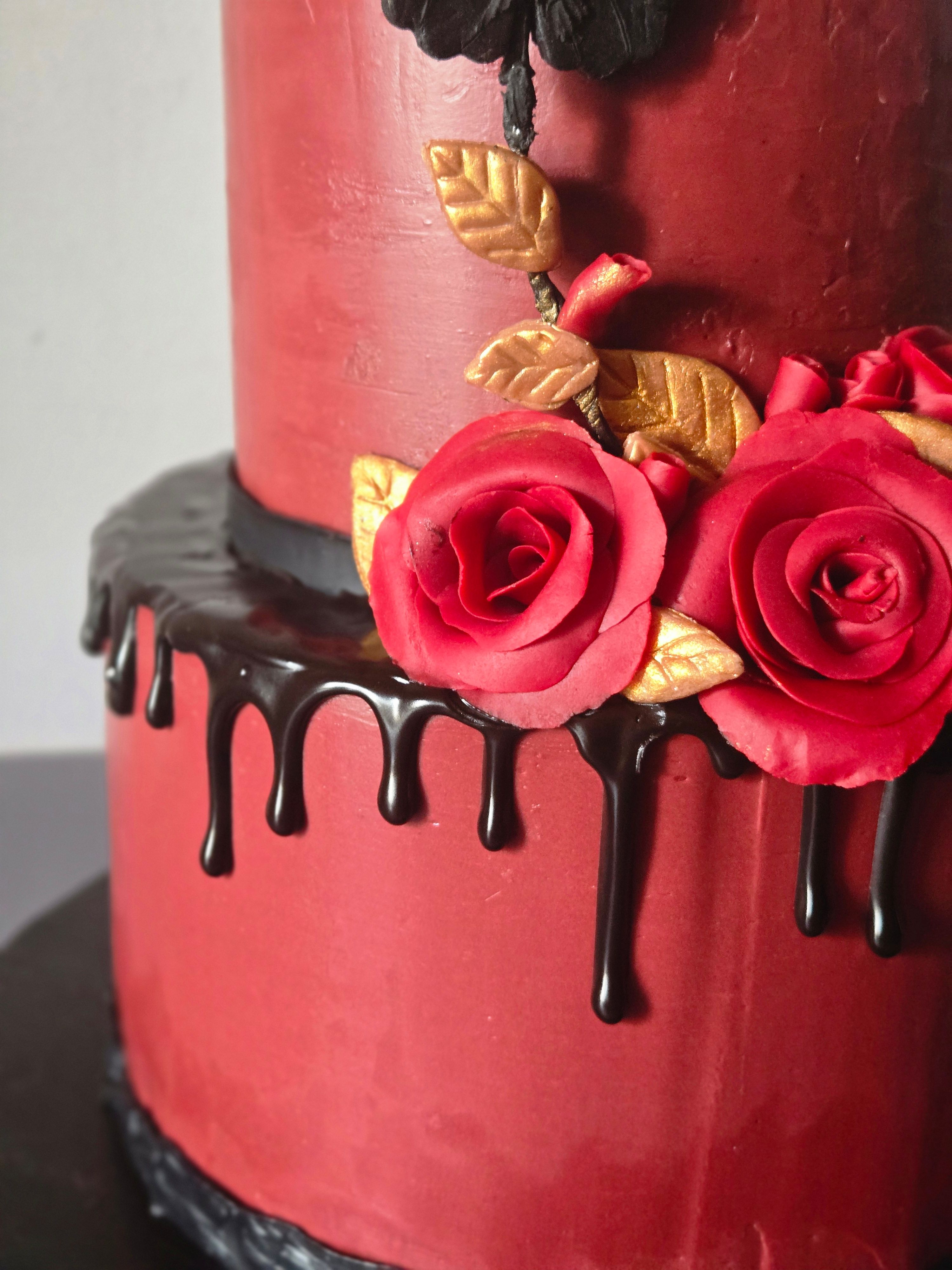 Bolo de Casamento Dark Romance - Bolos de aniversário no Porto | Bento Cakes, Cake Design, Bolachas Decoradas | Porto | Sahri Dessert Art