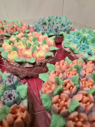 Variedade de mini bolos decorados com flores de creme de manteiga com sabor a baunilha. - Bolos de aniversário no Porto | Bento Cakes, Cake Design, Bolachas e Cupcakes | Porto | Sahri Dessert Art