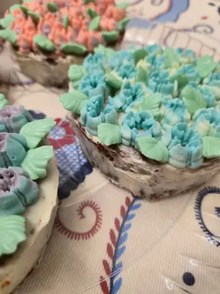 Detalhe de mini bolo decorado com flores de creme de manteiga com sabor a baunilha. - Bolos de aniversário no Porto | Bento Cakes, Cake Design, Bolachas e Cupcakes | Porto | Sahri Dessert Art