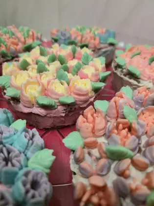Bento cakes florais de várias cores com creme de manteiga.