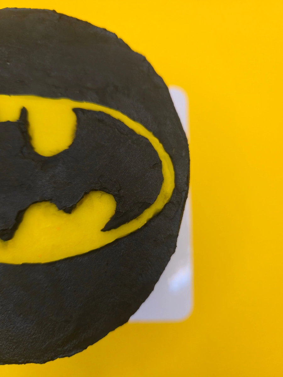 Bentô cake de baunilha recheado com chantilly com decoração temática de Batman. - Bolos de aniversário no Porto | Bentô Cakes, Cake Design, Bolachas e Cupcakes | Porto | Sahri Dessert Art
