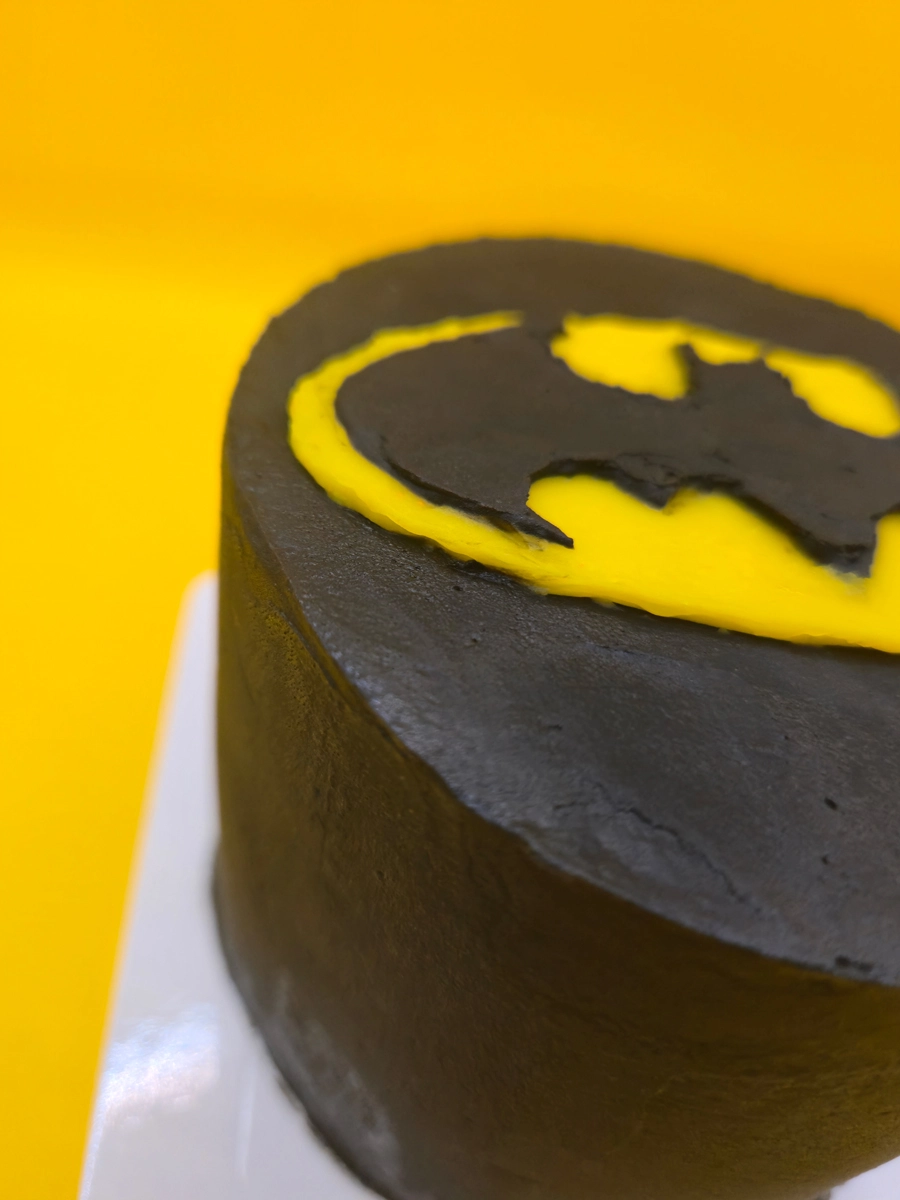 Bentô cake de baunilha recheado com chantilly com decoração temática de Batman. - Bolos de aniversário no Porto | Bentô Cakes, Cake Design, Bolachas e Cupcakes | Porto | Sahri Dessert Art