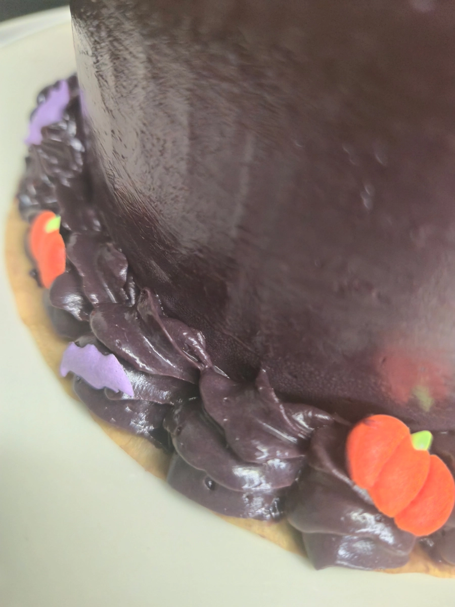 Bento cake de baunilha recheado com cookies and cream com decoração temática de Halloween. - Bolos de aniversário no Porto | Bento Cakes, Cake Design, Bolachas e Cupcakes | Porto | Sahri Dessert Art