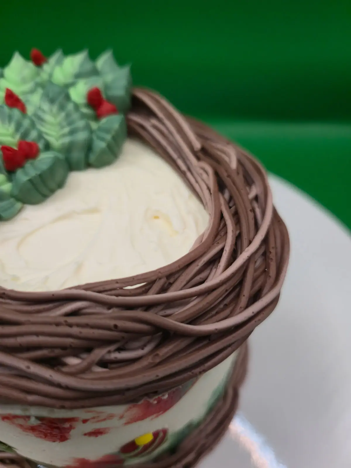 Bentô cake de Natal decorado com coroa de azevinho de buttercream de merangue suíço. - Bolos de aniversário no Porto | Bentô Cakes, Cake Design, Bolachas e Cupcakes | Porto | Sahri Dessert Art