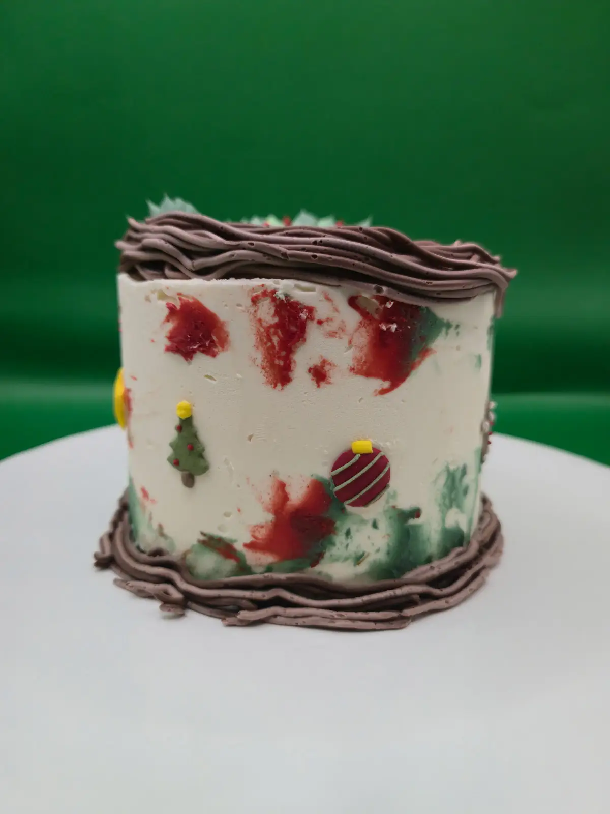 Bentô cake de Natal decorado com coroa de azevinho de buttercream de merangue suíço. - Bolos de aniversário no Porto | Bentô Cakes, Cake Design, Bolachas e Cupcakes | Porto | Sahri Dessert Art