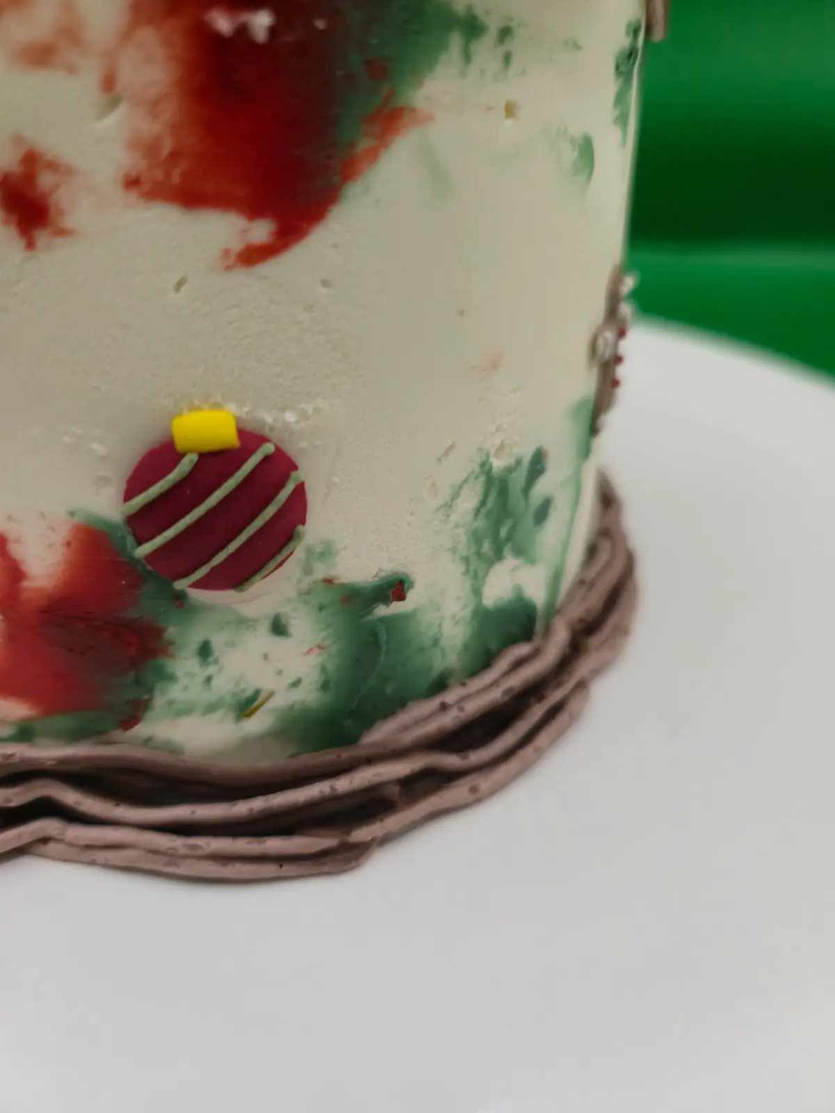 Bentô cake de Natal decorado com coroa de azevinho de buttercream de merangue suíço. - Bolos de aniversário no Porto | Bentô Cakes, Cake Design, Bolachas e Cupcakes | Porto | Sahri Dessert Art