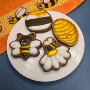 Bolachas de manteiga com cacau temáticas com abelhas decoradas com glacê real de baunilha. - Bolos de aniversário no Porto | Bentô Cakes, Cake Design, Bolachas e Cupcakes | Porto | Sahri Dessert Art