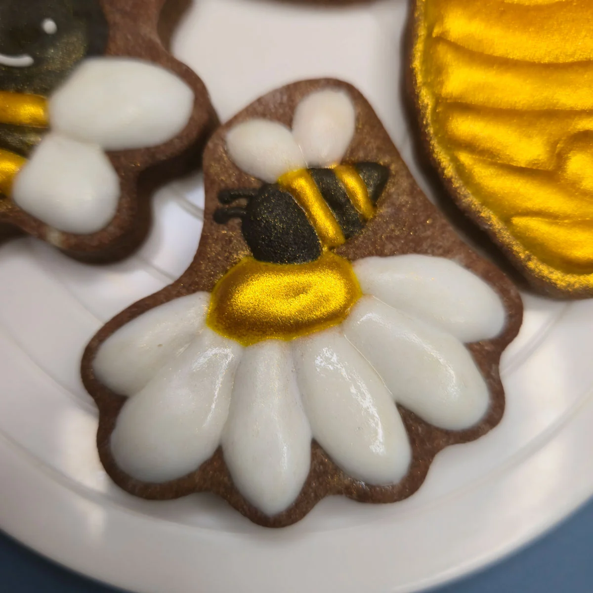 Bolachas personalizadas de manteiga com cacau decoradas com abelhas para a Primavera. - Bolos de aniversário no Porto | Bento Cakes, Cake Design, Bolachas e Cupcakes | Porto | Sahri Dessert Art