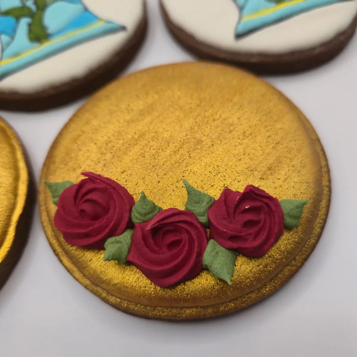 Bolachas personalizadas temáticas da Bela e o Monstro, da Disney. - Bolos de aniversário no Porto | Bentô Cakes, Cake Design, Bolachas e Cupcakes | Porto | Sahri Dessert Art