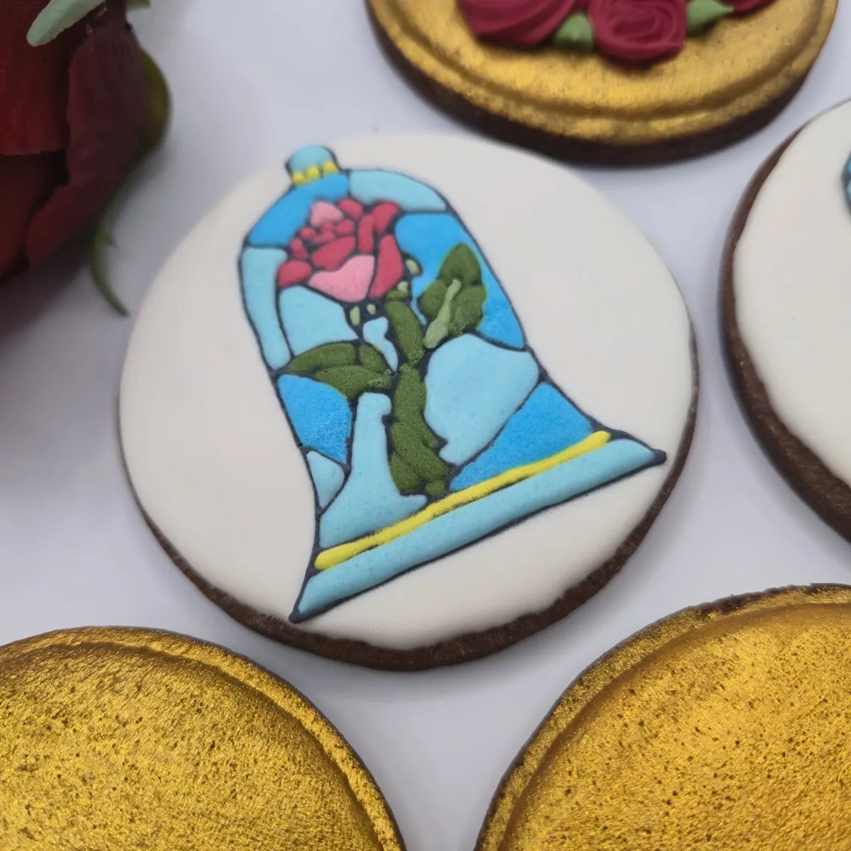 Bolachas personalizadas temáticas da Bela e o Monstro, da Disney. - Bolos de aniversário no Porto | Bentô Cakes, Cake Design, Bolachas e Cupcakes | Porto | Sahri Dessert Art