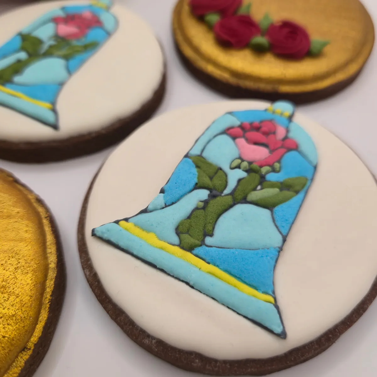 Bolachas personalizadas temáticas da Bela e o Monstro, da Disney. - Bolos de aniversário no Porto | Bentô Cakes, Cake Design, Bolachas e Cupcakes | Porto | Sahri Dessert Art