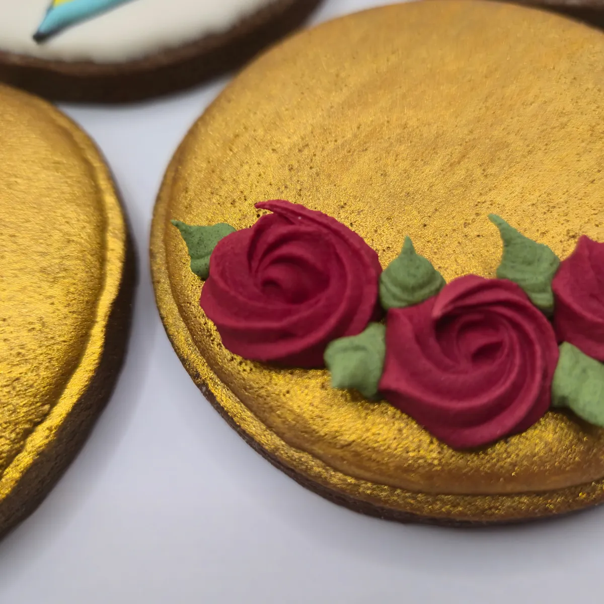 Bolachas personalizadas temáticas da Bela e o Monstro, da Disney. - Bolos de aniversário no Porto | Bentô Cakes, Cake Design, Bolachas e Cupcakes | Porto | Sahri Dessert Art