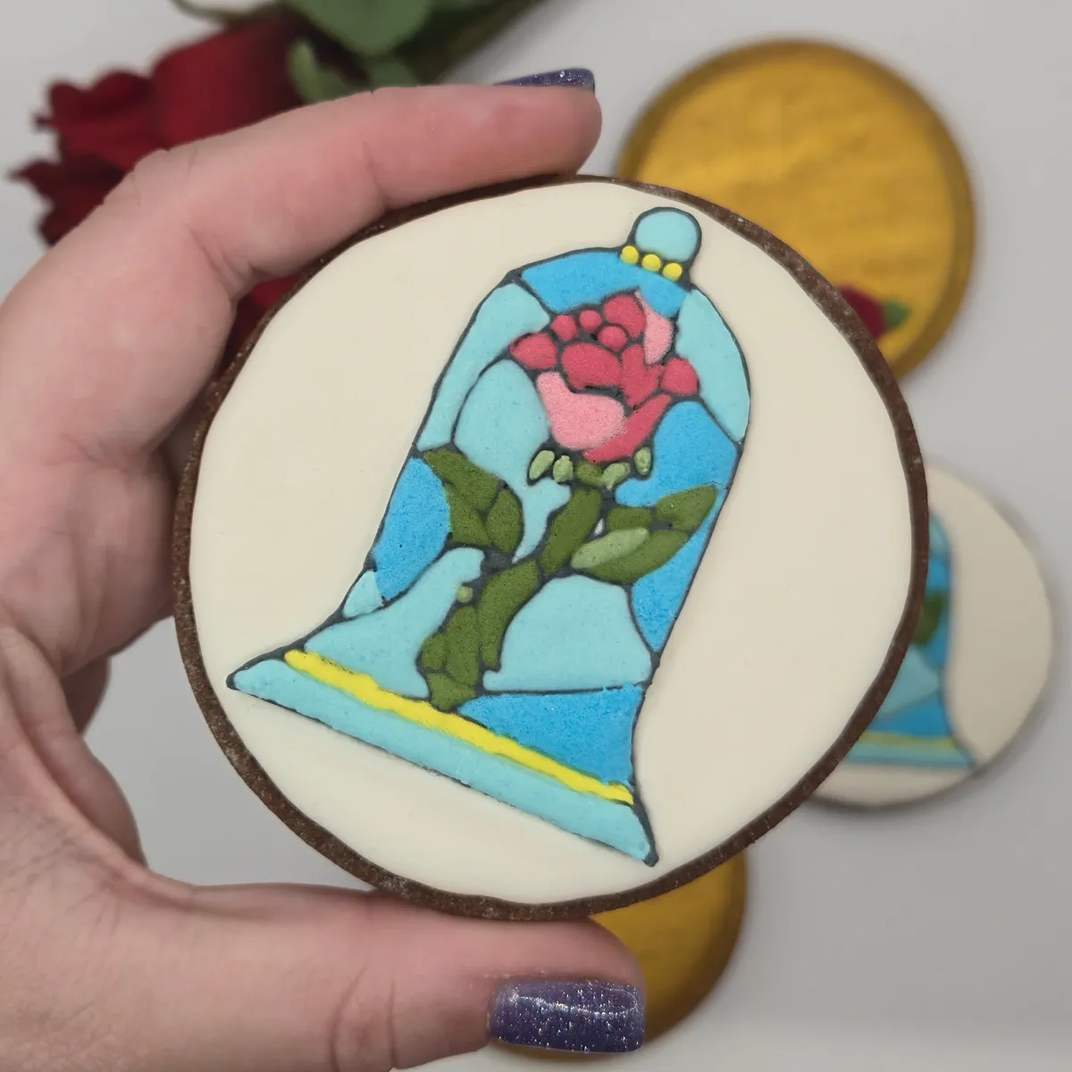 Bolachas personalizadas temáticas da Bela e o Monstro, da Disney. - Bolos de aniversário no Porto | Bentô Cakes, Cake Design, Bolachas e Cupcakes | Porto | Sahri Dessert Art