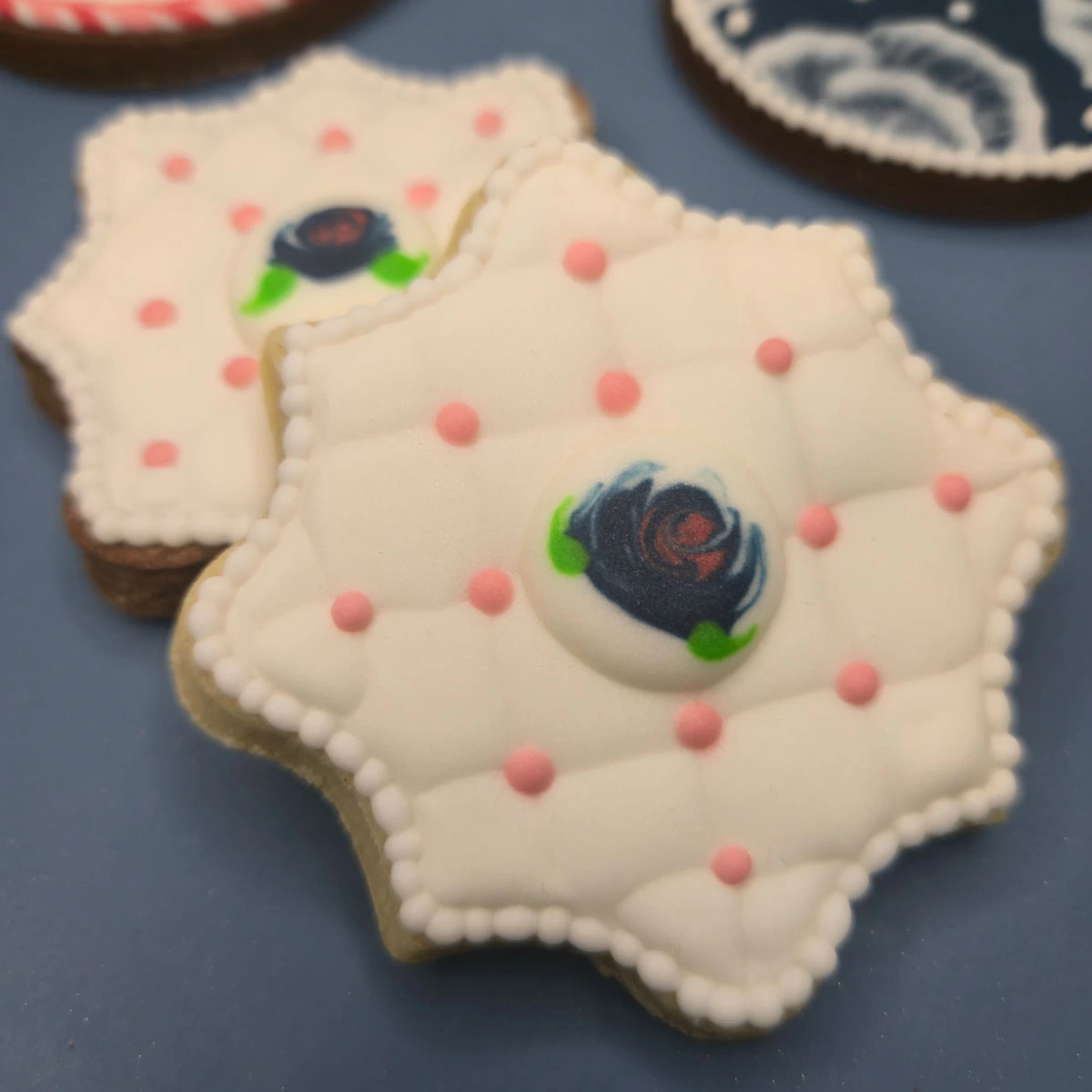 Bolachas personalizadas de manteiga com cacau florais decoradas para o Dia da Mãe. - Bolos de aniversário no Porto | Bento Cakes, Cake Design, Bolachas e Cupcakes | Porto | Sahri Dessert Art