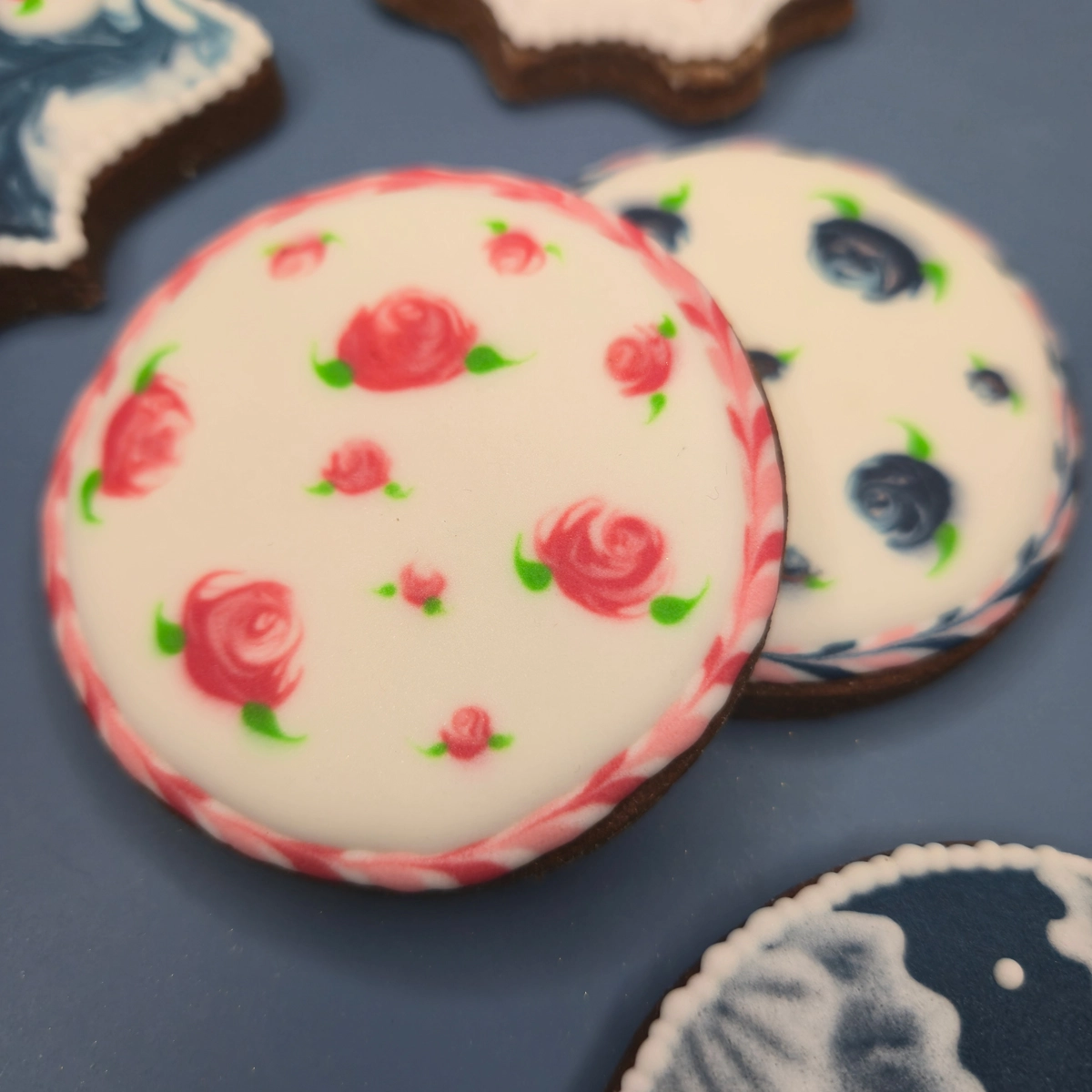 Bolachas personalizadas de manteiga com cacau florais decoradas para o Dia da Mãe. - Bolos de aniversário no Porto | Bento Cakes, Cake Design, Bolachas e Cupcakes | Porto | Sahri Dessert Art