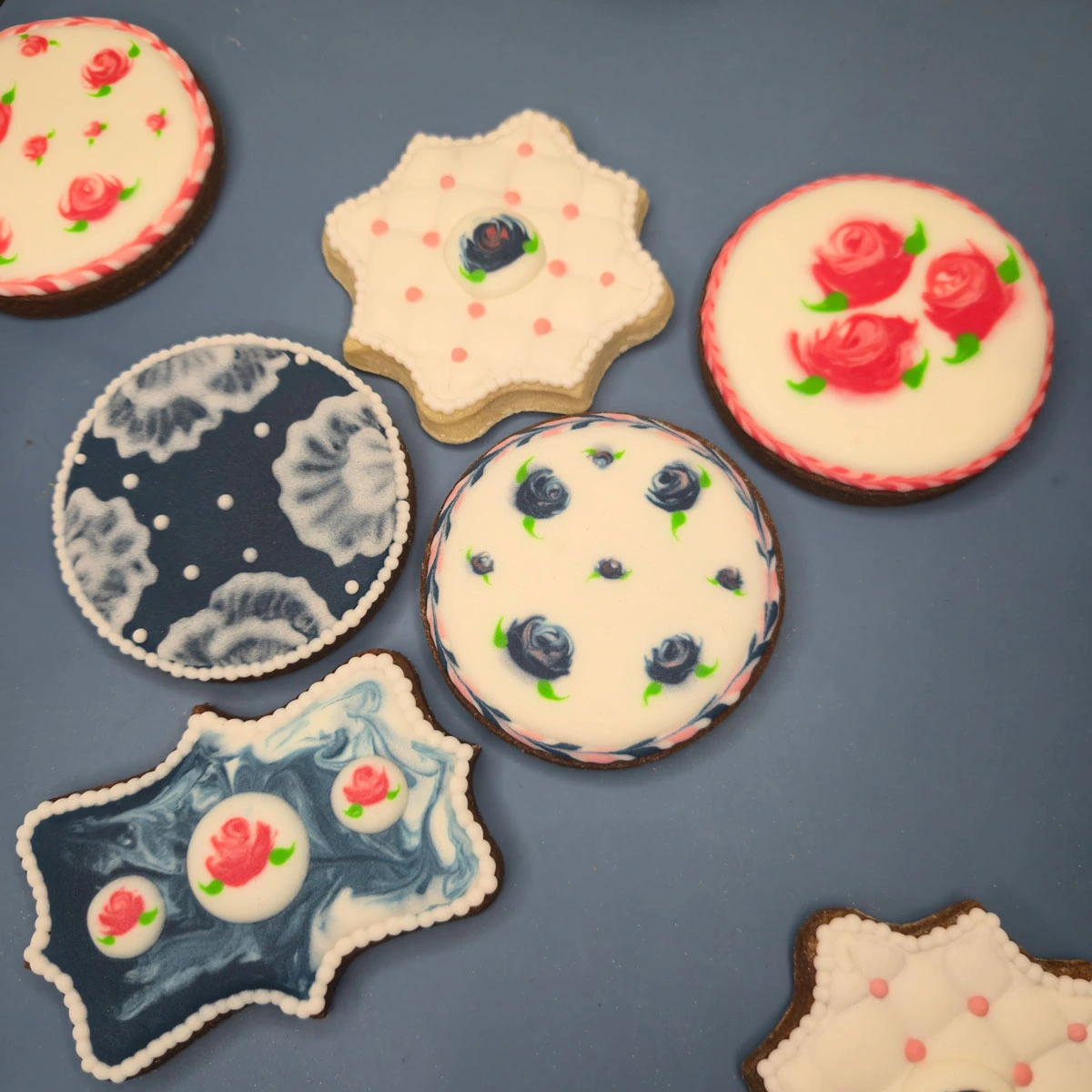 Bolachas personalizadas de manteiga com cacau florais decoradas para o Dia da Mãe. - Bolos de aniversário no Porto | Bento Cakes, Cake Design, Bolachas e Cupcakes | Porto | Sahri Dessert Art