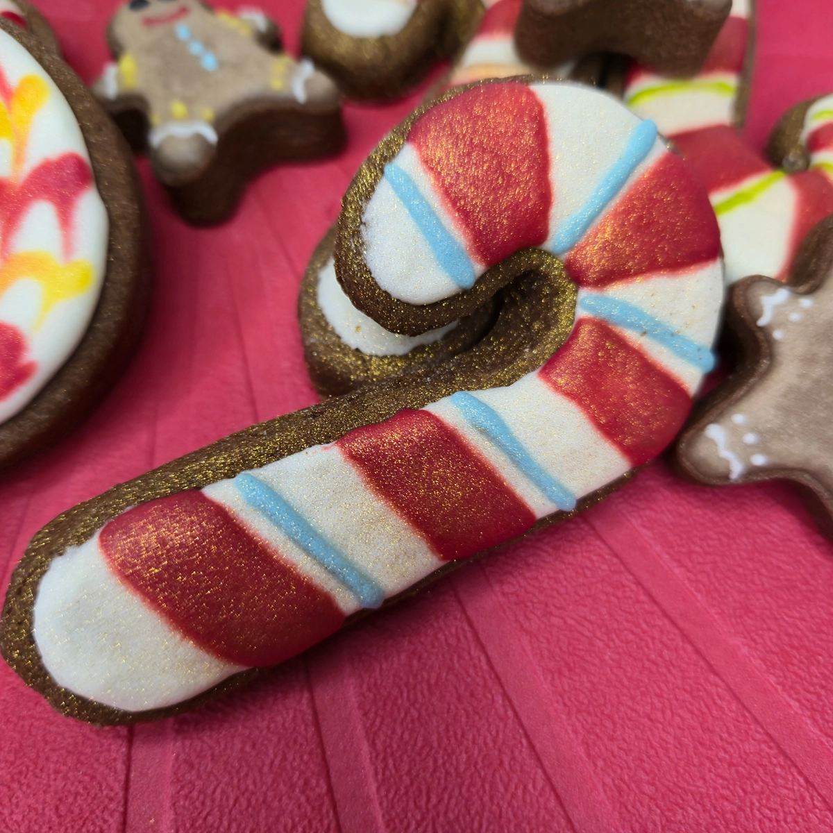 Bolachas de manteiga com cacau decoradas com glacê real com motivos de doces de Natal. - Bolos de aniversário no Porto | Bento Cakes, Cake Design, Bolachas e Cupcakes | Porto | Sahri Dessert Art