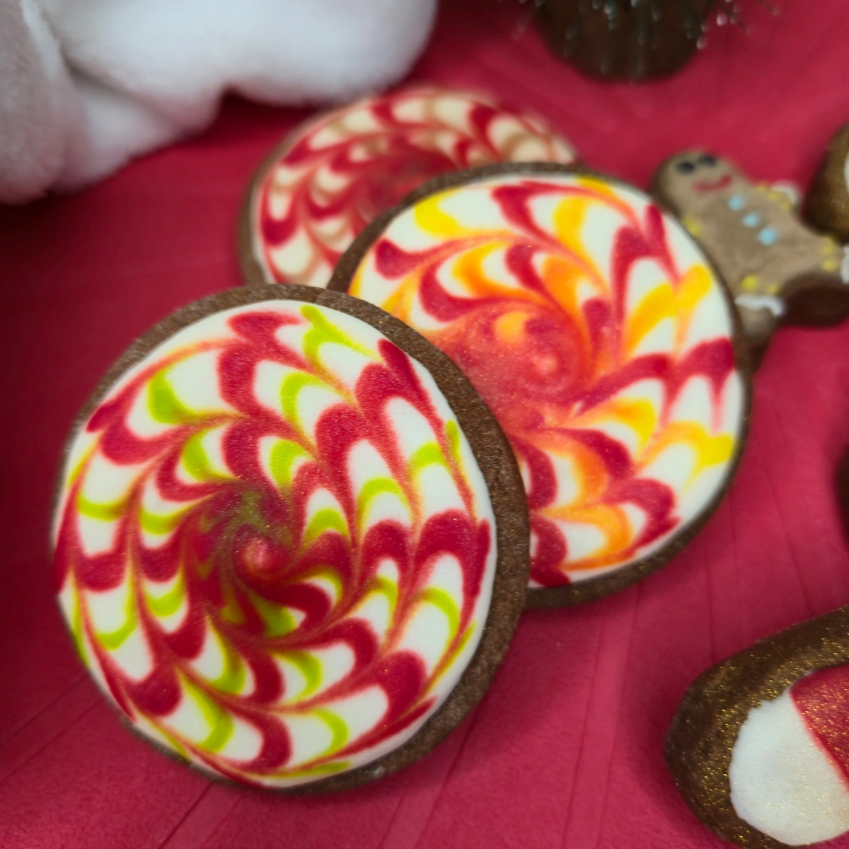 Bolachas de manteiga com cacau decoradas com glacê real com motivos de doces de Natal. - Bolos de aniversário no Porto | Bento Cakes, Cake Design, Bolachas e Cupcakes | Porto | Sahri Dessert Art