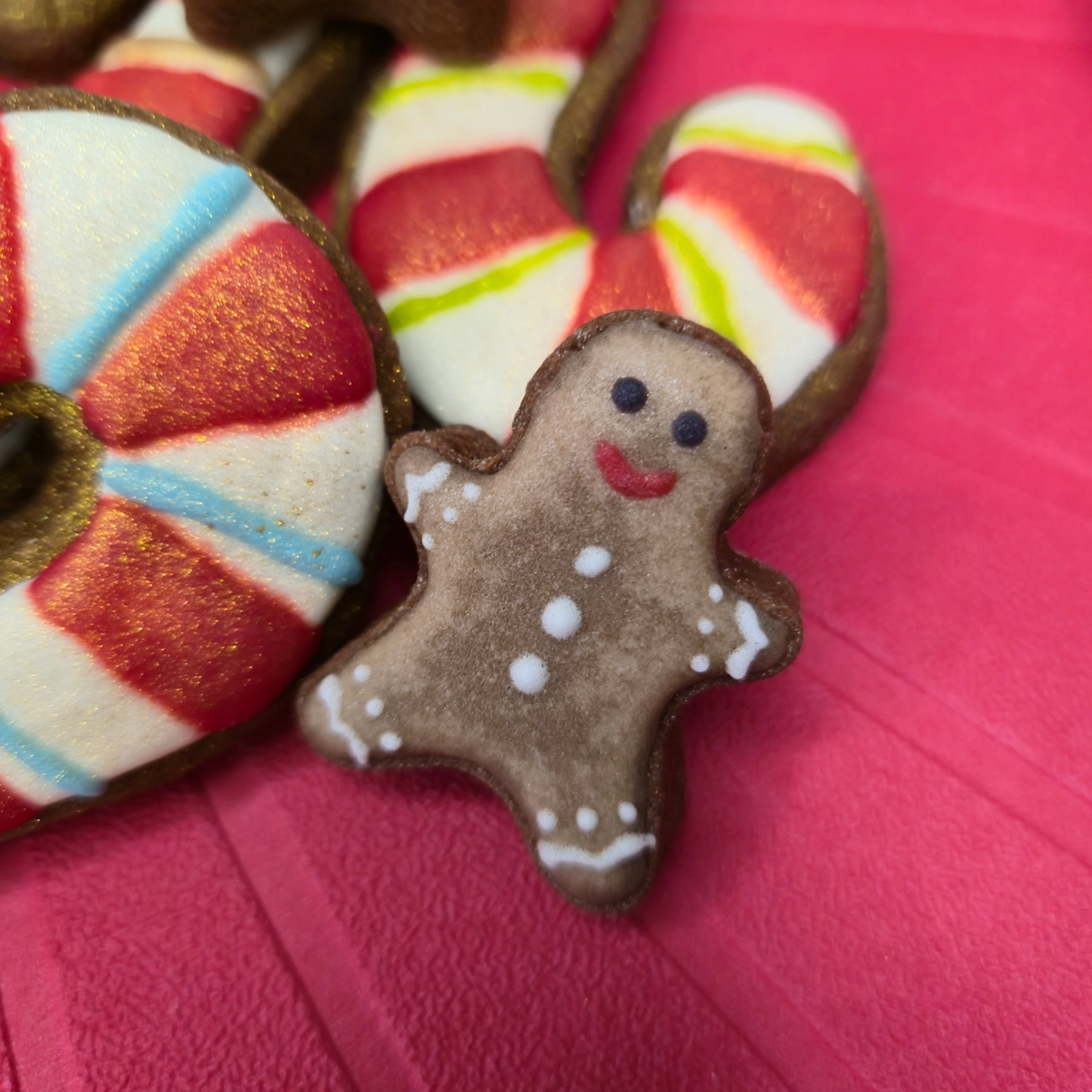 Bolachas de manteiga com cacau decoradas com glacê real com motivos de doces de Natal. - Bolos de aniversário no Porto | Bento Cakes, Cake Design, Bolachas e Cupcakes | Porto | Sahri Dessert Art