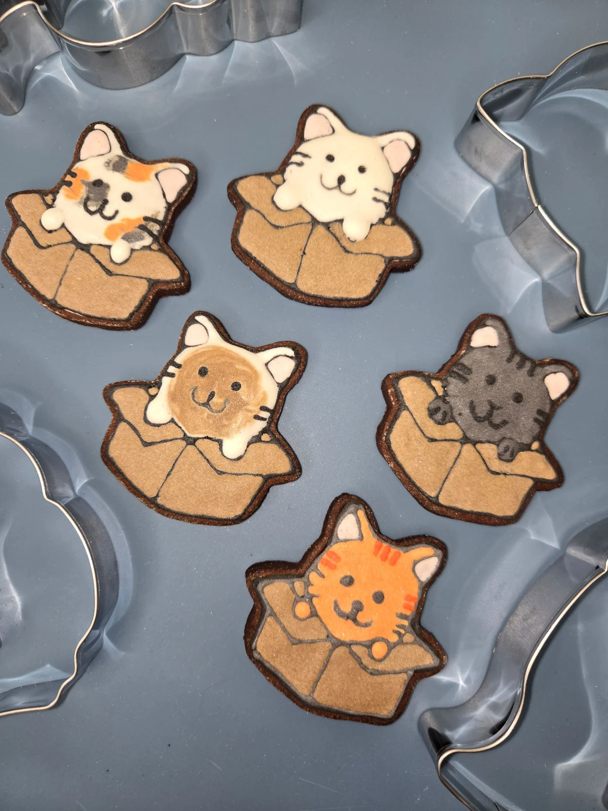 Bolachas personalizadas de manteiga com cacau decoradas com gatos. - Bolos de aniversário no Porto | Bento Cakes, Cake Design, Bolachas e Cupcakes | Porto | Sahri Dessert Art