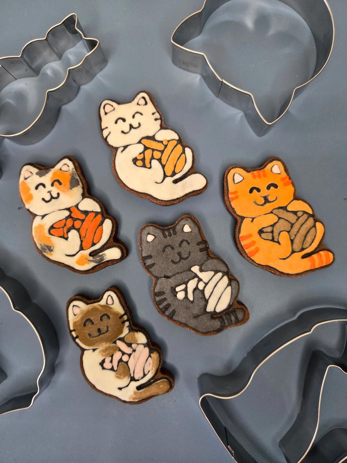 Bolachas personalizadas de manteiga com cacau decoradas com gatos. - Bolos de aniversário no Porto | Bento Cakes, Cake Design, Bolachas e Cupcakes | Porto | Sahri Dessert Art