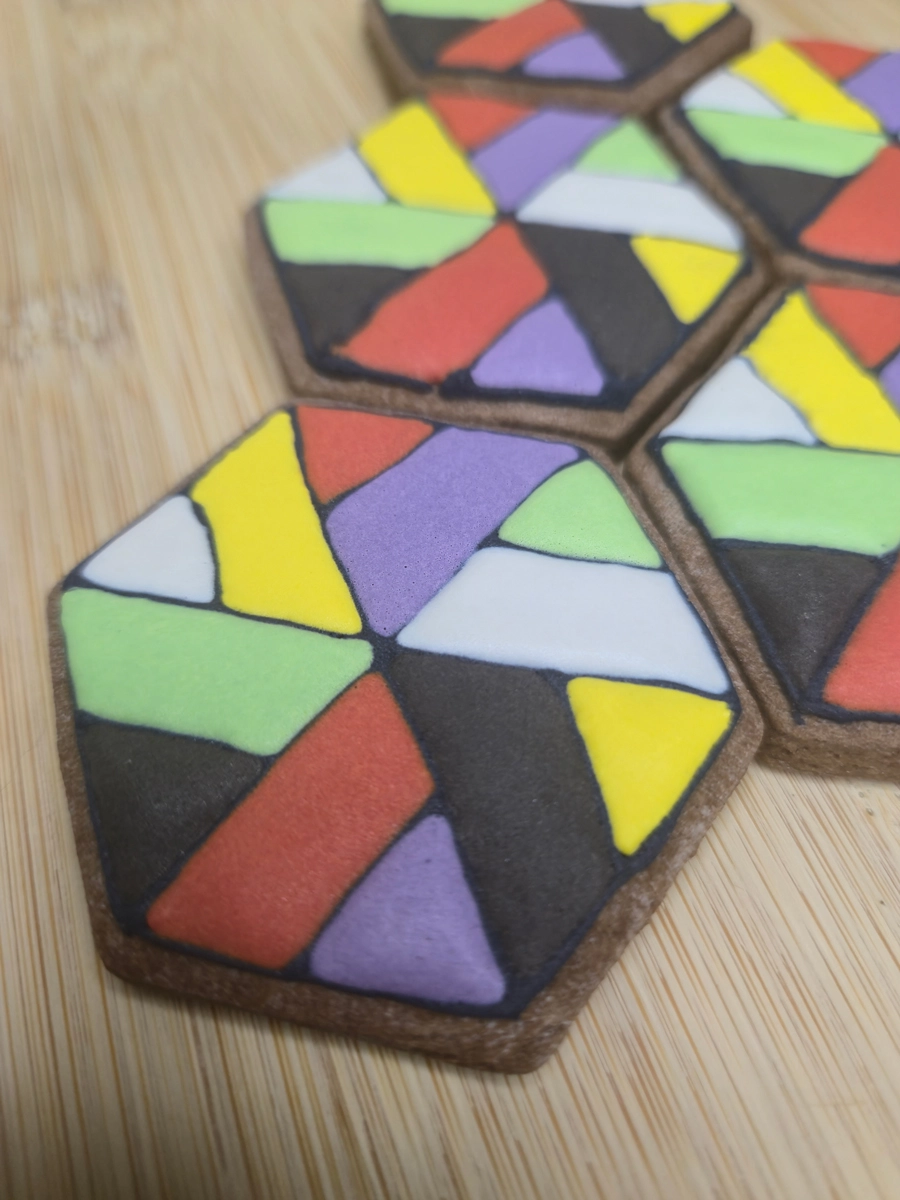 Bolachas de manteiga com cacau decoradas com design geométrico. - Bolos de aniversário no Porto | Bento Cakes, Cake Design, Bolachas e Cupcakes | Porto | Sahri Dessert Art