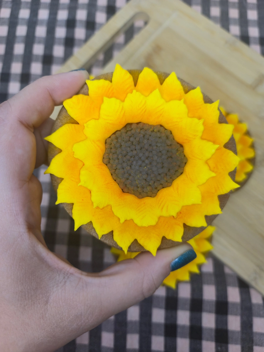 Bolachas personalizadas de manteiga com cacau decoradas com girassóis 3D em glacê real. - Bolos de aniversário no Porto | Bento Cakes, Cake Design, Bolachas e Cupcakes | Porto | Sahri Dessert Art