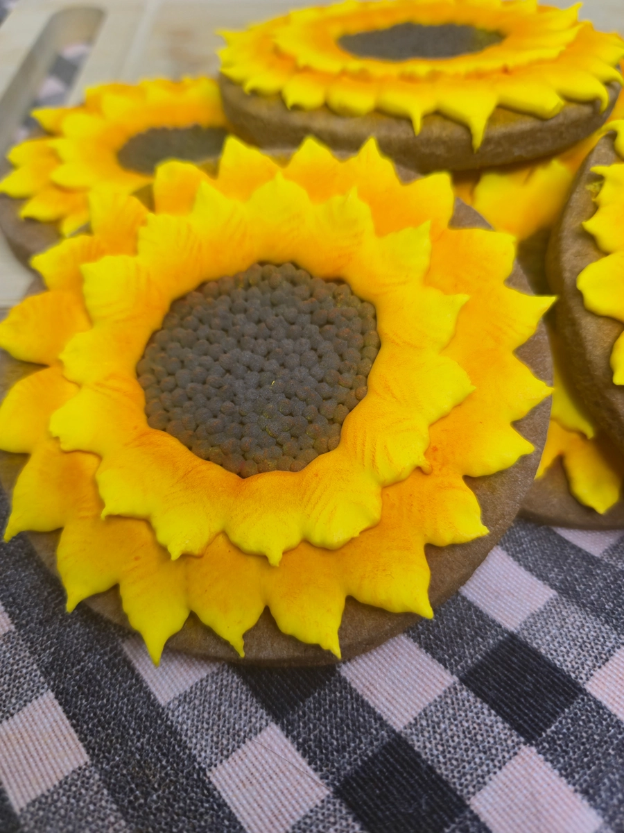 Bolachas personalizadas de manteiga com cacau decoradas com girassóis 3D em glacê real - Bolos de aniversário no Porto | Bento Cakes, Cake Design, Bolachas e Cupcakes | Porto | Sahri Dessert Art