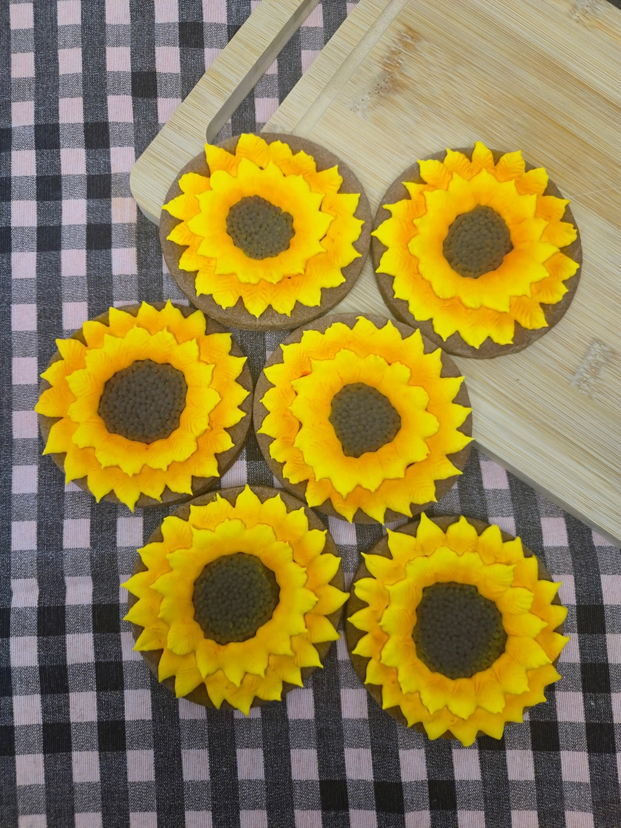 Bolachas personalizadas de manteiga com cacau decoradas com girassóis 3D em glacê real - Bolos de aniversário no Porto | Bento Cakes, Cake Design, Bolachas e Cupcakes | Porto | Sahri Dessert Art