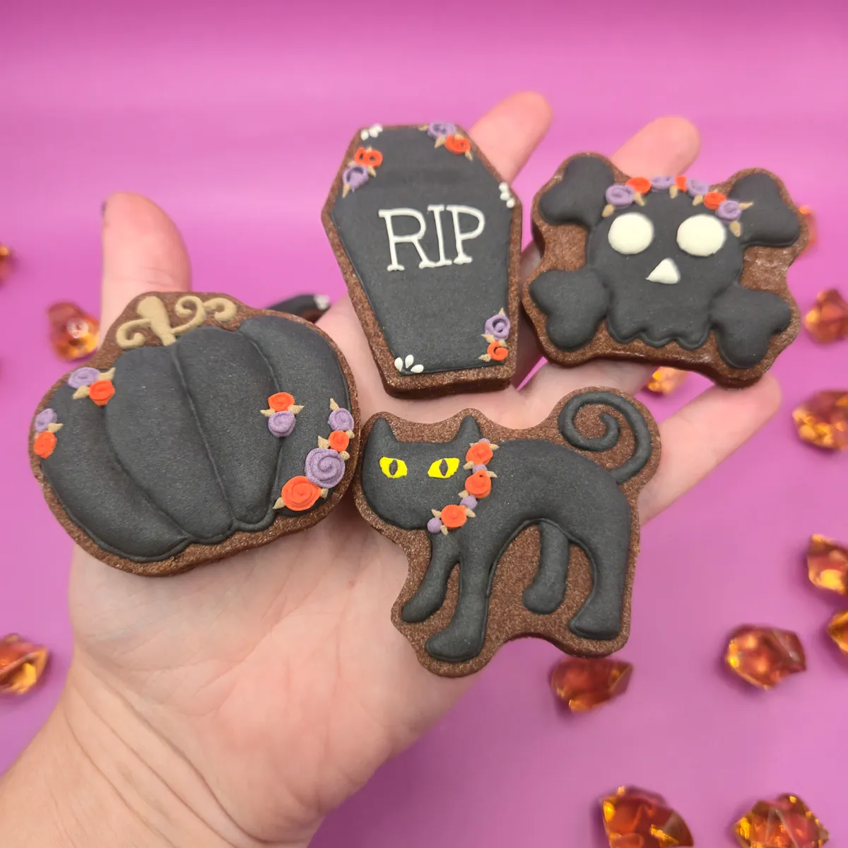 Bolachas personalizadas temáticas de Halloween con tema Gótico. - Bolos de aniversário no Porto | Bentô Cakes, Cake Design, Bolachas e Cupcakes | Porto | Sahri Dessert Art