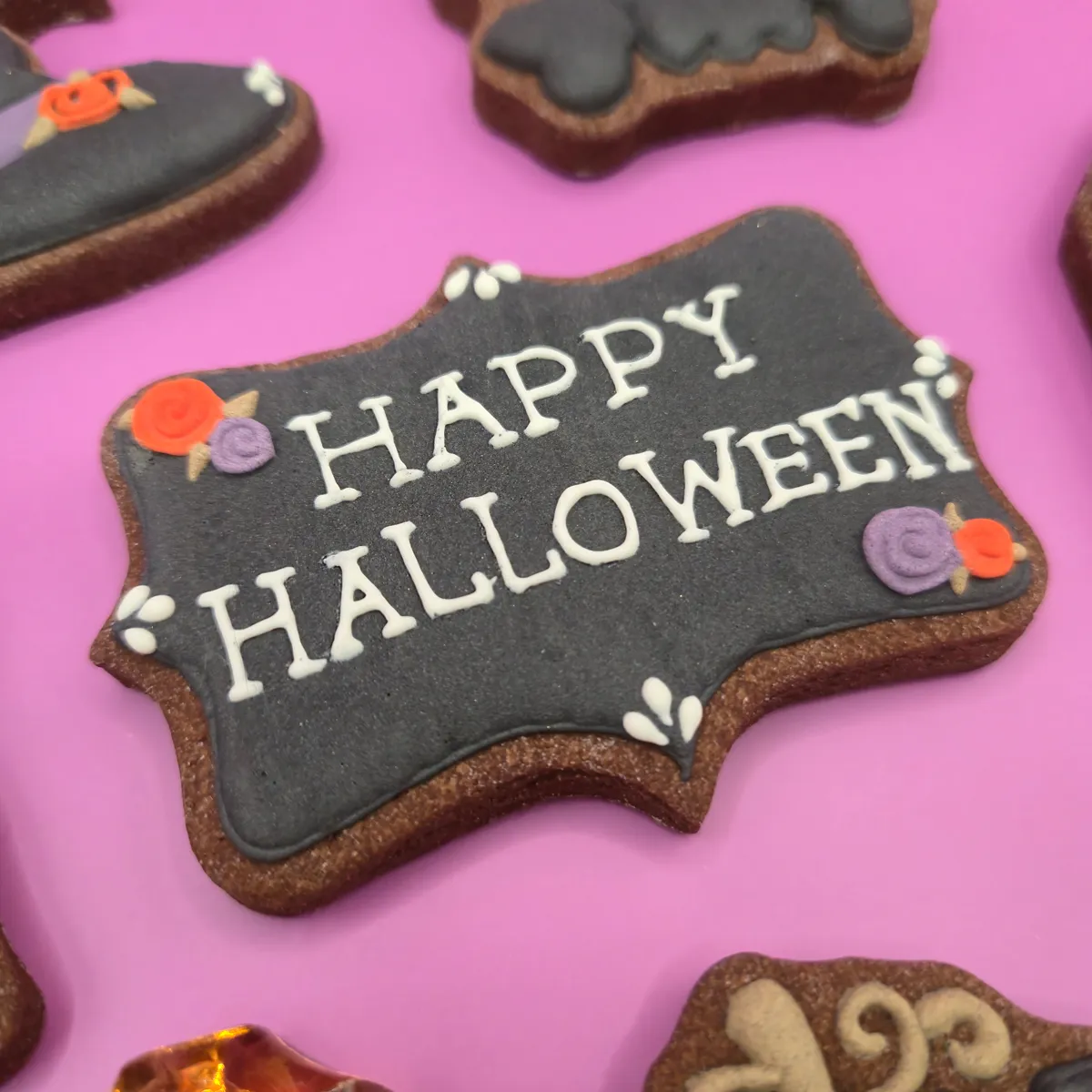 Bolachas personalizadas temáticas de Halloween con tema Gótico. - Bolos de aniversário no Porto | Bentô Cakes, Cake Design, Bolachas e Cupcakes | Porto | Sahri Dessert Art