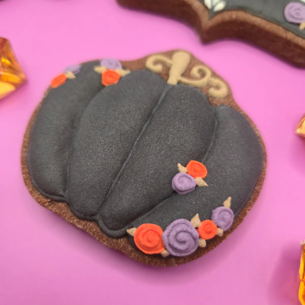 Bolachas personalizadas temáticas de Halloween con tema Gótico. - Bolos de aniversário no Porto | Bentô Cakes, Cake Design, Bolachas e Cupcakes | Porto | Sahri Dessert Art