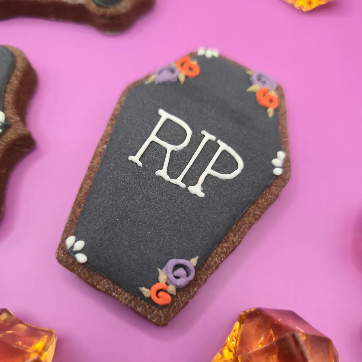Bolachas personalizadas temáticas de Halloween con tema Gótico. - Bolos de aniversário no Porto | Bentô Cakes, Cake Design, Bolachas e Cupcakes | Porto | Sahri Dessert Art