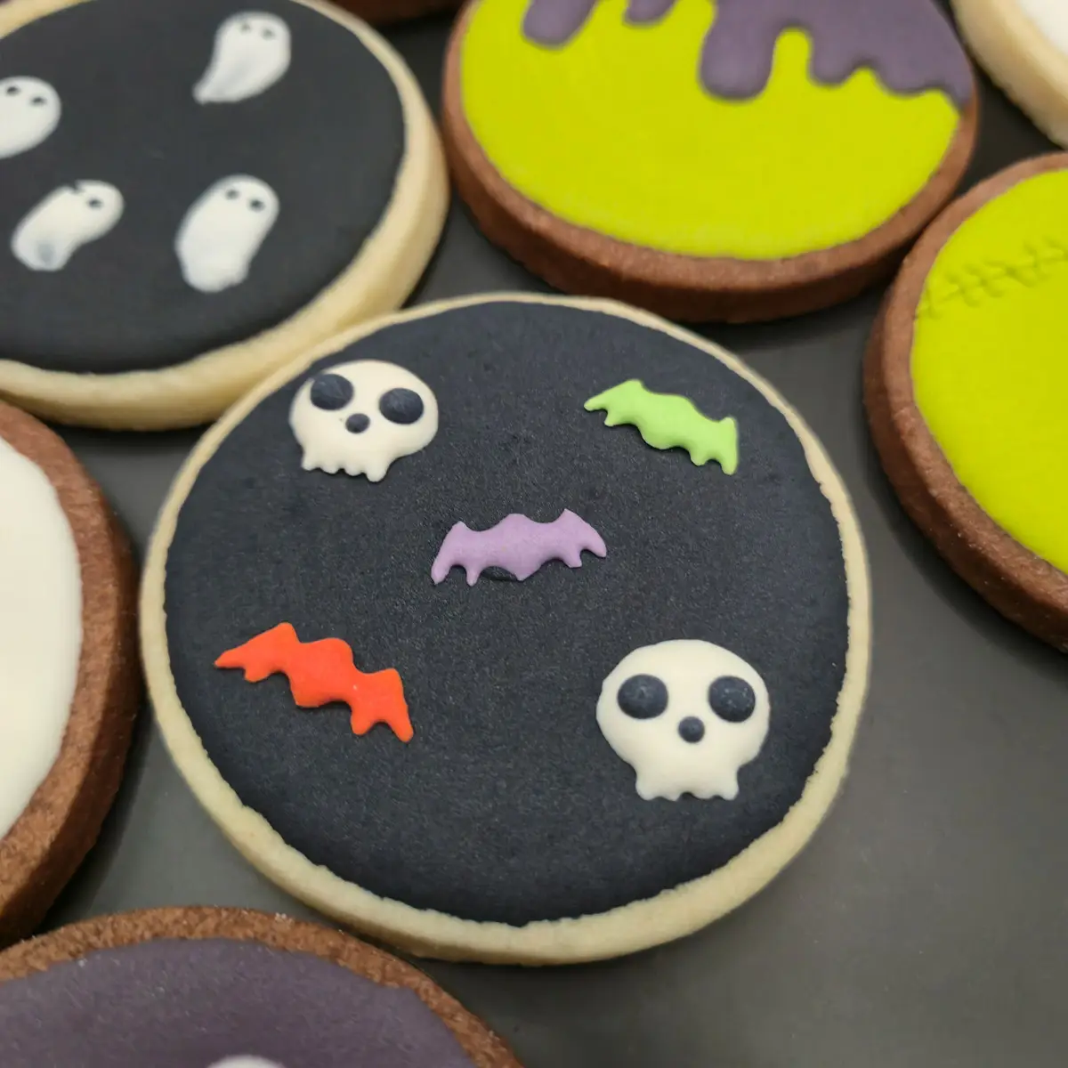 Bolachas decoradas personalizadas com motivos de Halloween variados. - Bolos de aniversário no Porto | Bentô Cakes, Cake Design, Bolachas e Cupcakes | Porto | Sahri Dessert Art