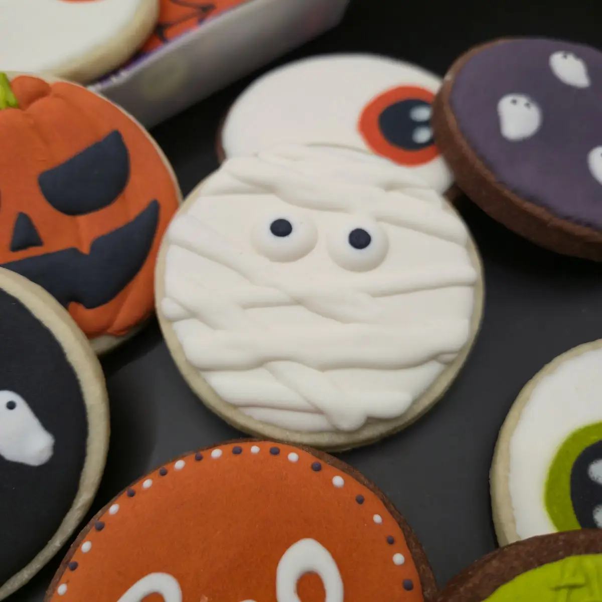 Bolachas decoradas personalizadas com motivos de Halloween variados. - Bolos de aniversário no Porto | Bentô Cakes, Cake Design, Bolachas e Cupcakes | Porto | Sahri Dessert Art