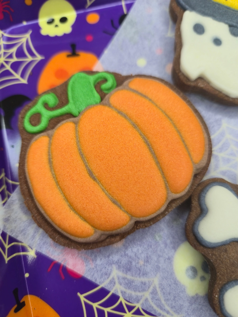 Bolachas personalizadas de manteiga com cacau decoradas com motivos de Halloween. - Bolos de aniversário no Porto | Bento Cakes, Cake Design, Bolachas e Cupcakes | Porto | Sahri Dessert Art